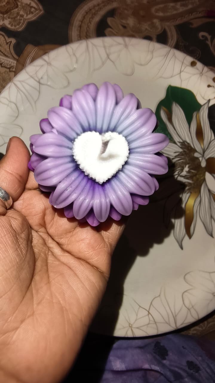 Daisy Heart Bloom Candle | Handcrafted Floral Wax Candle